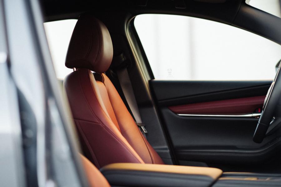 Интерьер Mazda3 Skyactiv-G AWD Hatchback (BP) 2019 года  (NA) (фото 10 из 16)